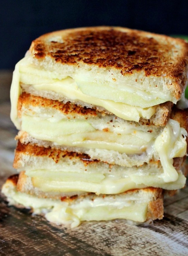 Fall and Winter Grilled Cheese Recipes - Apple and Gouda Grilled Cheese - domesticsuperhero.com | https://www.roseclearfield.com