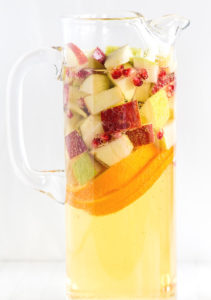 Non-Alcoholic Drinks for Thanksgiving - Non-Alcoholic Apple Cider Sangria | https://www.roseclearfield.com