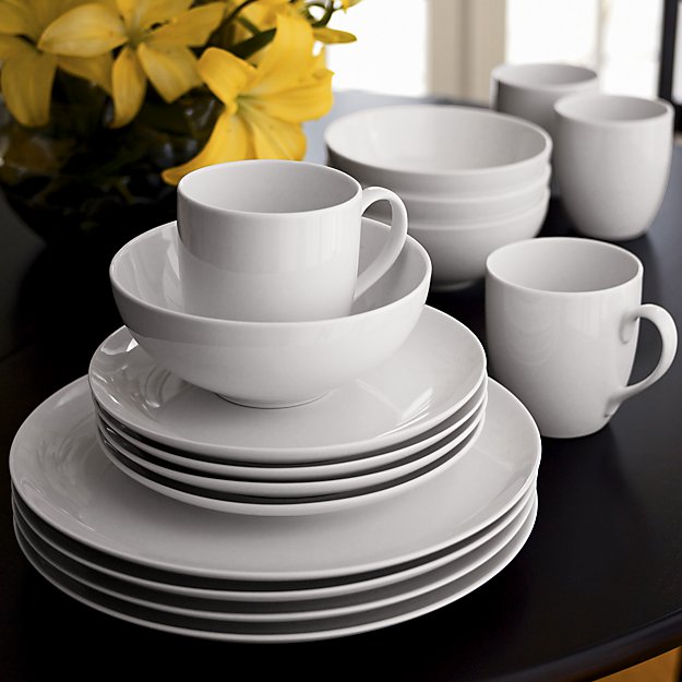 My 7 Favorite Staple Crate and Barrel Kitchen Items - Essential Dinnerware | https://www.roseclearfield.com