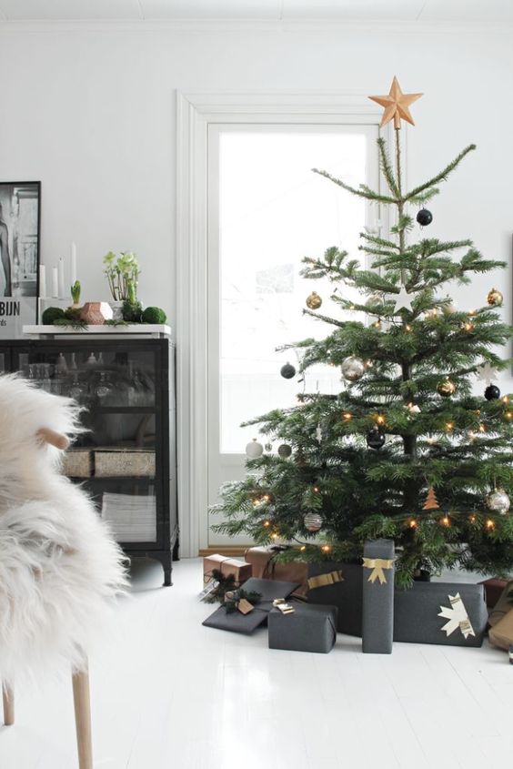 Christmas Decoration Inspiration - Christmas tree with kraft and charcoal wrapped presents. Clean and classic.