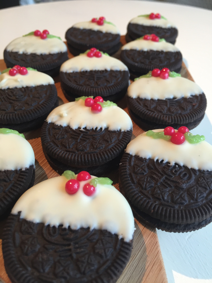 10 Cute Creative Christmas Cookies - 10-Minute No-Bake Christmas Pudding Oreo Cookies | https://www.roseclearfield.com