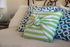 Last-Minute Homemade Christmas Gift Ideas - No-sew pillow cover. | https://www.roseclearfield.com