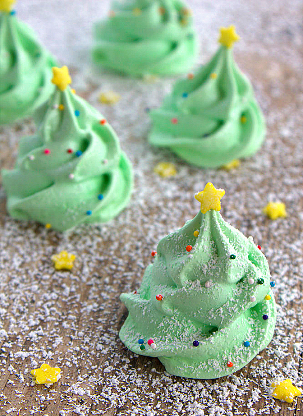 10 Cute Creative Christmas Cookies - Christmas Tree Meringue Cookes | https://www.roseclearfield.com