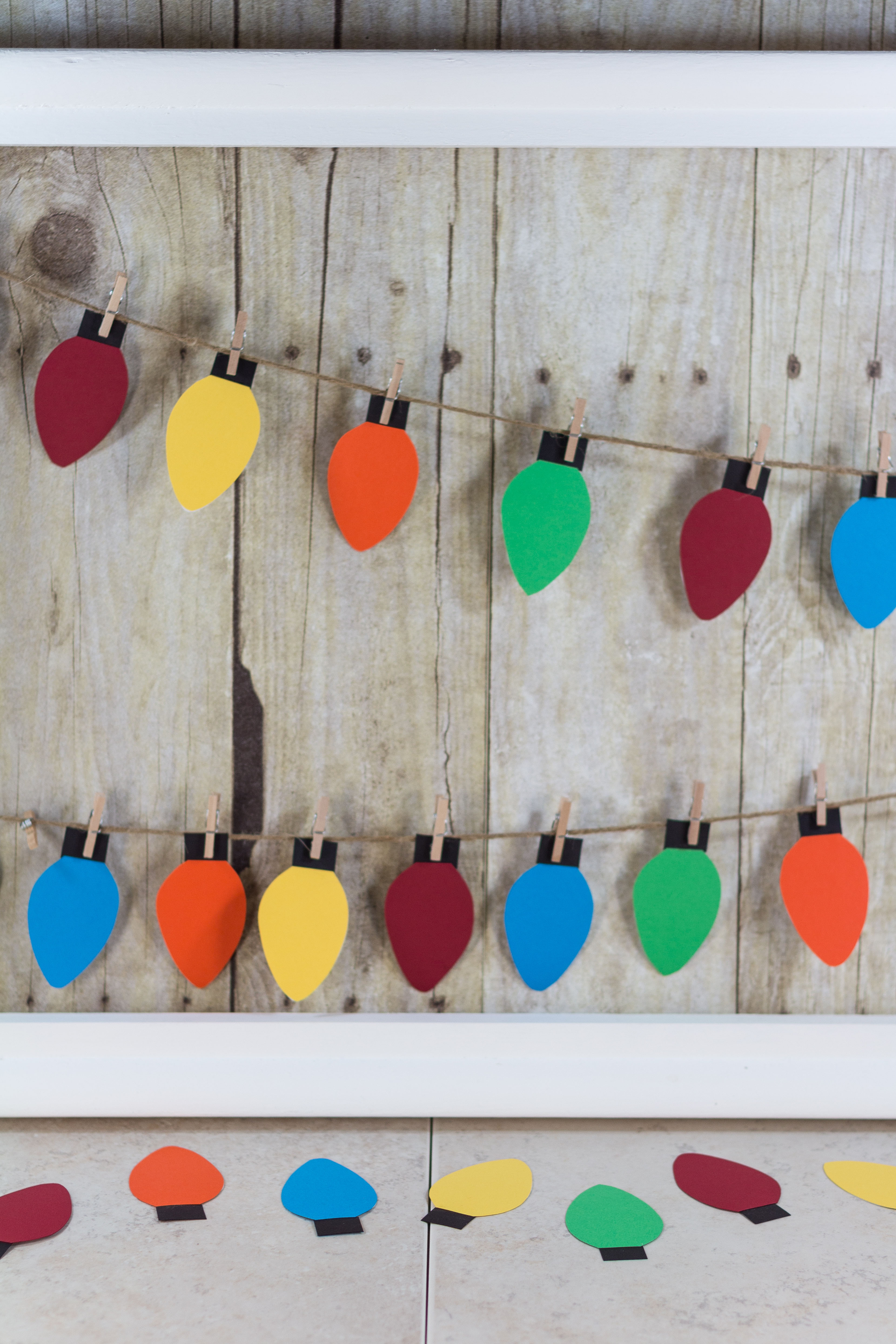 DIY Paper Christmas Lights Decoration | https://www.roseclearfield.com