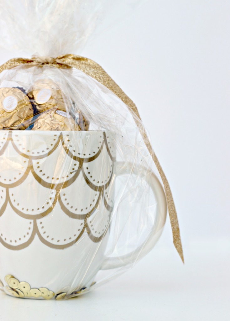 Last-Minute Homemade Christmas Gift Ideas - Scalloped gold Sharpie mug. | https://www.roseclearfield.com