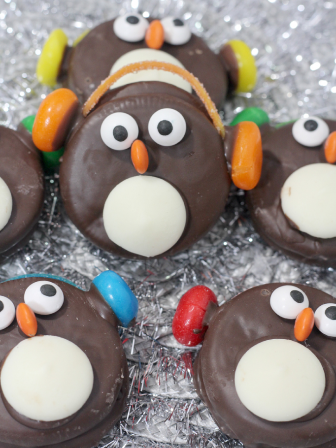 10 Cute Creative Christmas Cookies - Penguin Oreo Cookies | https://www.roseclearfield.com