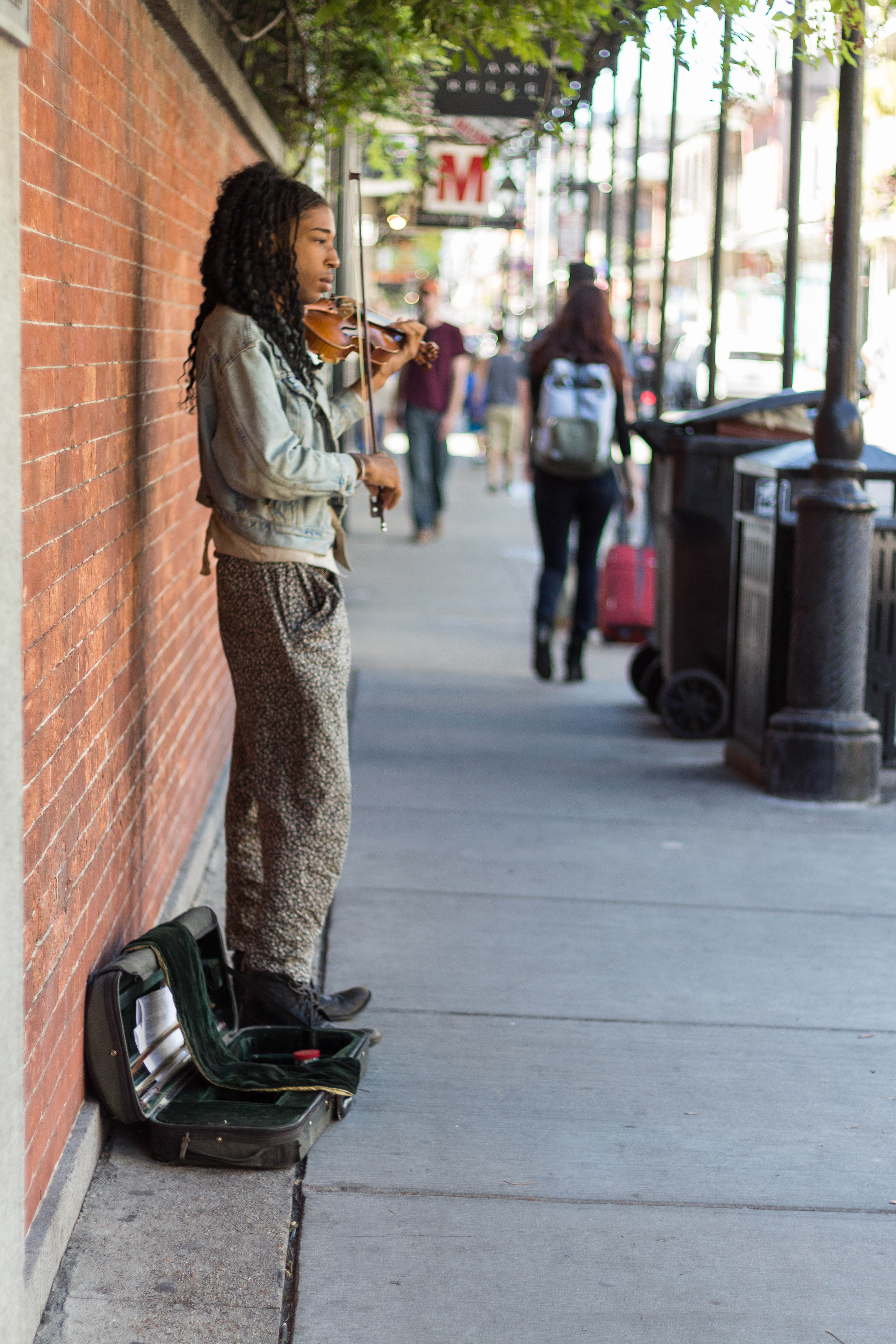 New Orleans Street Musician in the French Quarter | https://www.roseclearfield.com