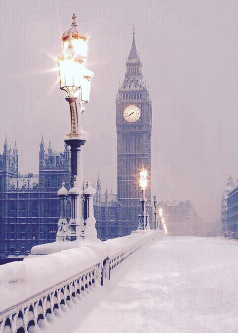 Winter Photography Inspiration - Westminster Bridge London | https://www.roseclearfield.com