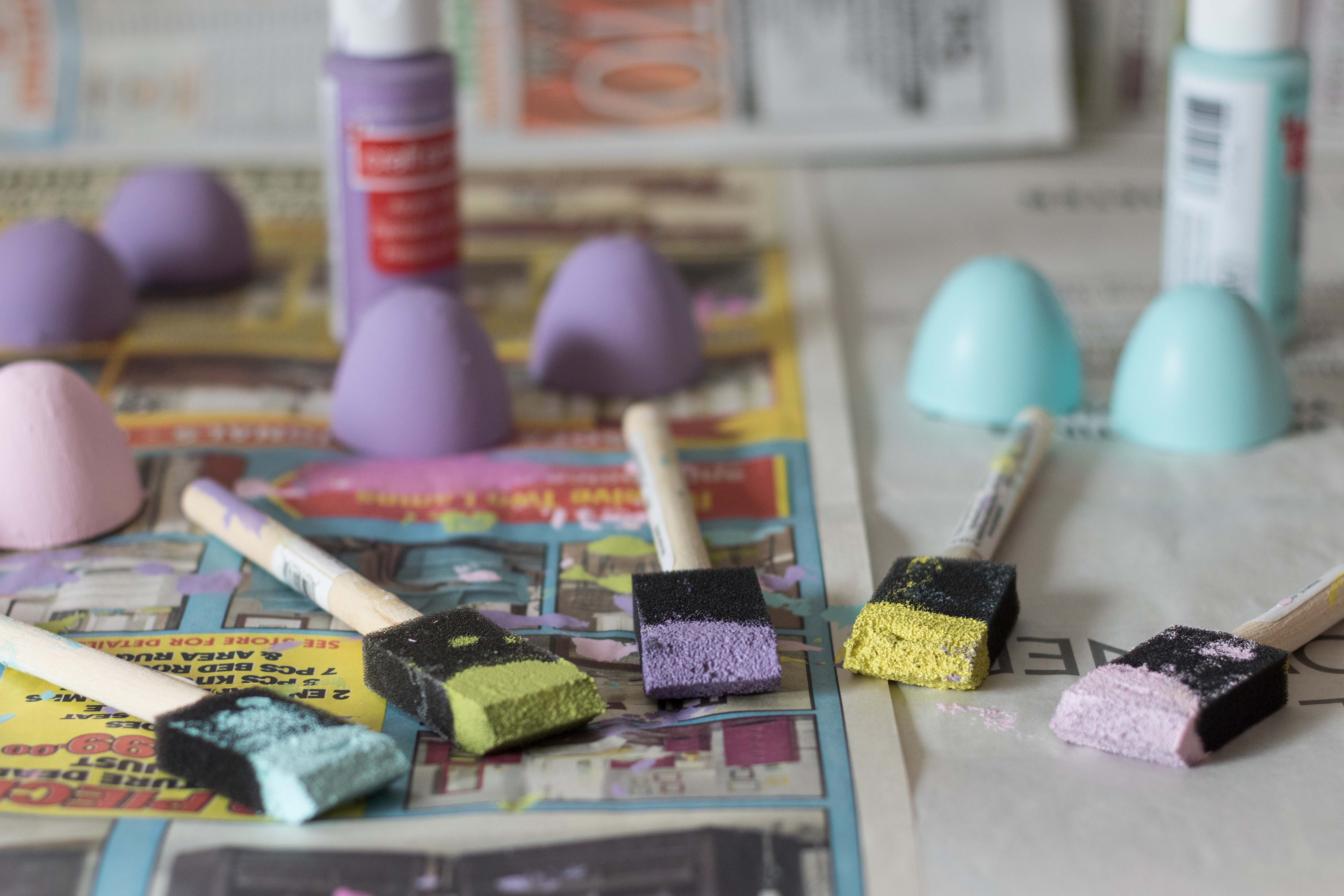 DIY Pastel Painted Speckled Plastic Easter Eggs | https://www.roseclearfield.com