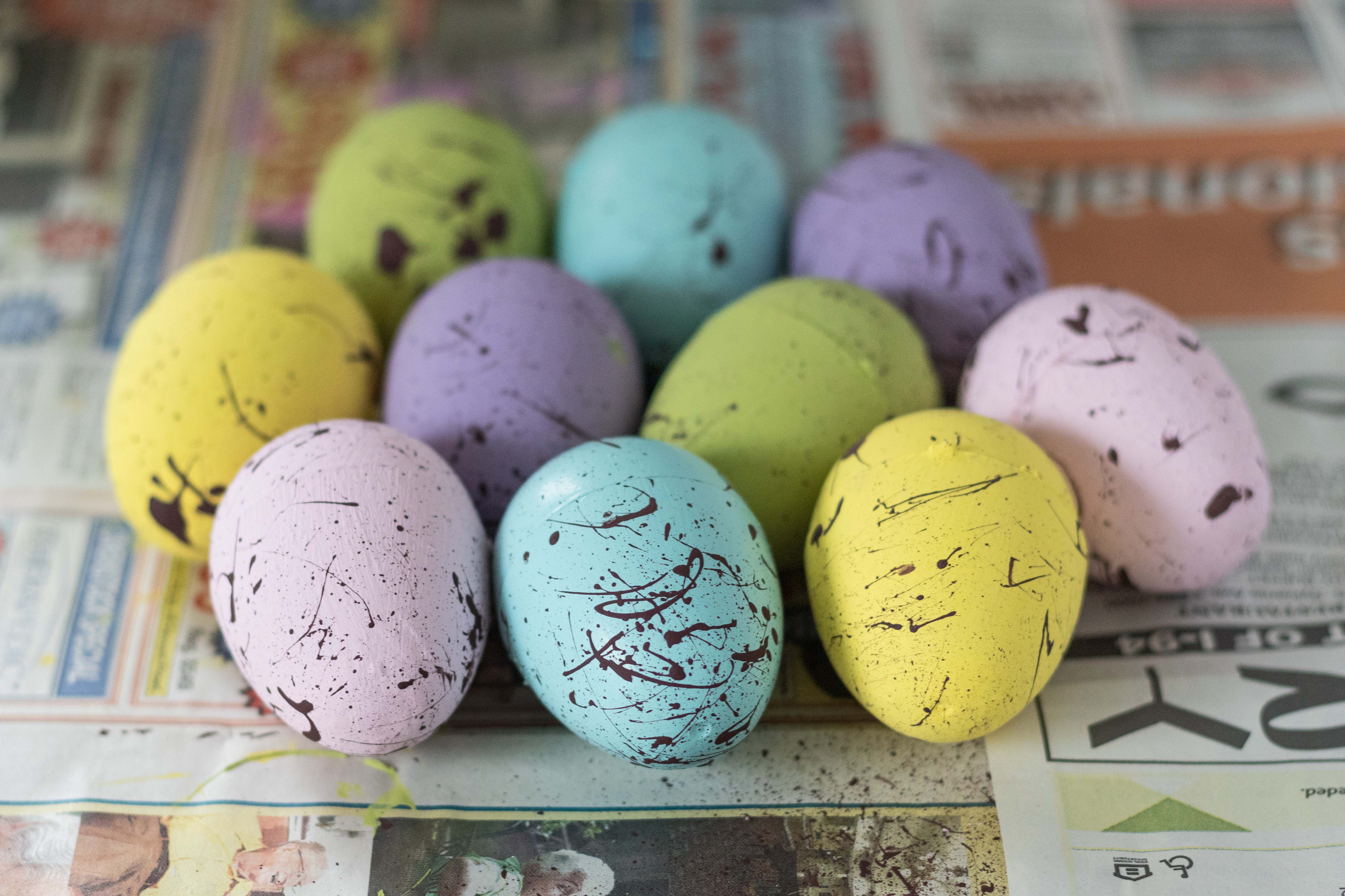 DIY Pastel Painted Speckled Plastic Easter Eggs | https://www.roseclearfield.com