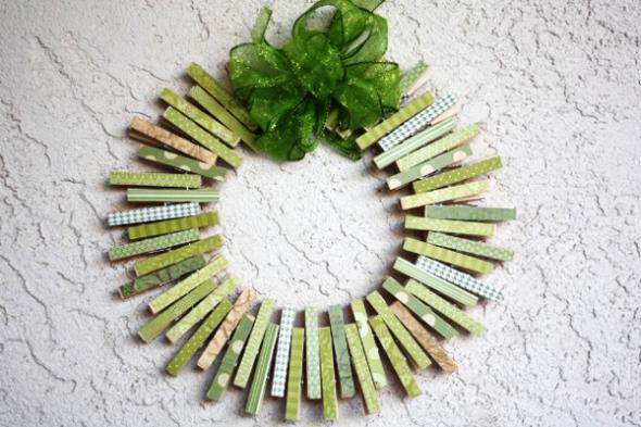 DIY Easy St. Patrick's Day Decor Ideas - St. Patrick's Day Clothespin Wreath via Celebrations.com | https://www.roseclearfield.com