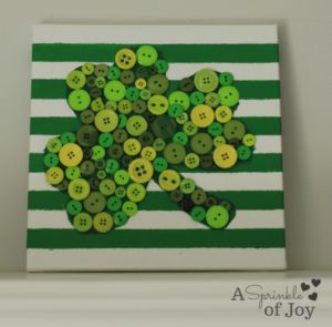 East DIY St. Patrick's Day Decor Ideas - St. Patrick's Day Shamrock Button Wall Art via A Sprinkle of Joy | https://www.roseclearfield.com