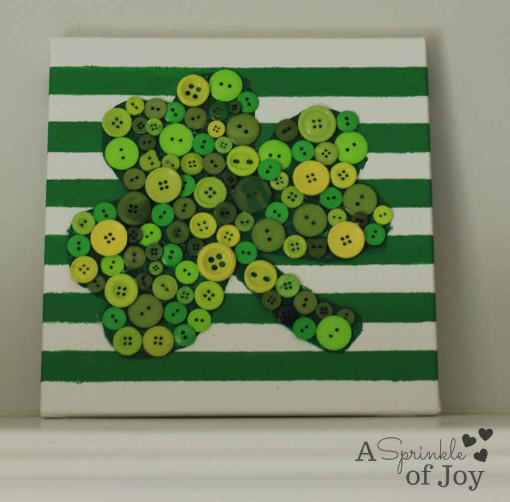 East DIY St. Patrick's Day Decor Ideas - St. Patrick's Day Shamrock Button Wall Art via A Sprinkle of Joy | https://www.roseclearfield.com