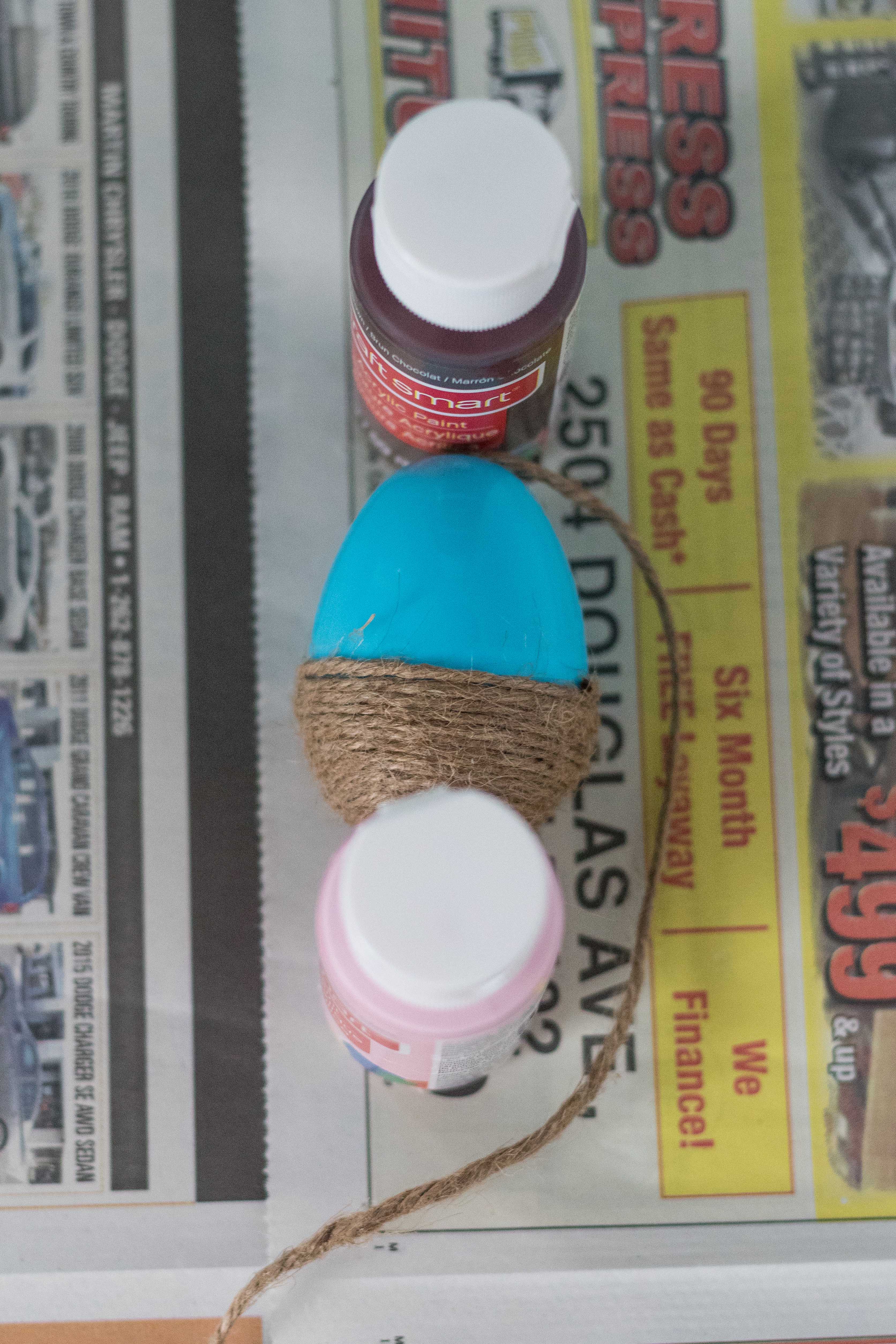 Using the Mod Podge, glue the end of the twine to the base of the egg. Allow it to dry completely.