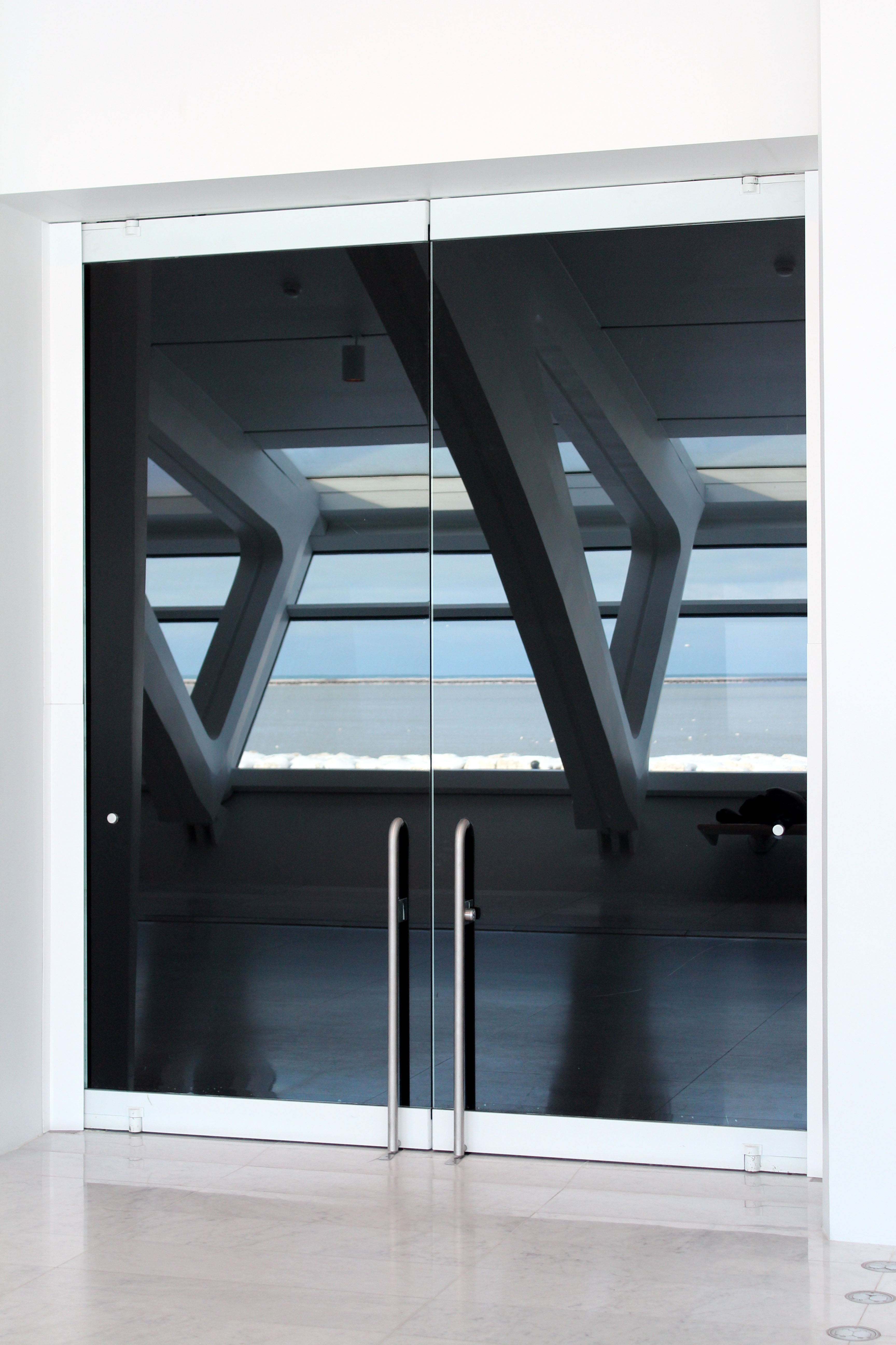 Reflection in Glass Doors at Milwaukee Art Museum | https://www.roseclearfield.com