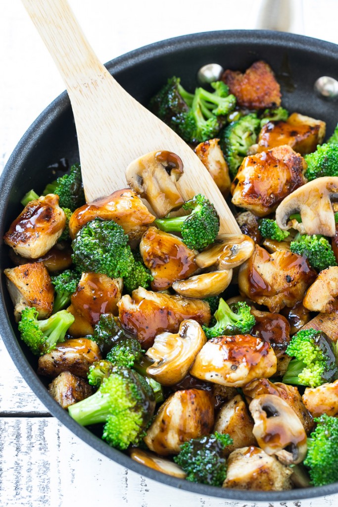 30 Days of Healthy Chicken Dinner Recipes - Chicken and Broccoli Stir Fry via Dinner at the Zoo | https://www.roseclearfield.com