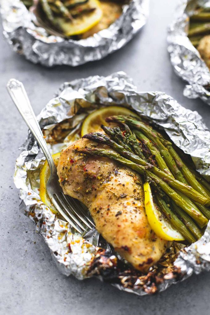 30 Days of Healthy Chicken Dinner Recipes - Lemon Chicken Asparagus Foil Packs via Le Creme de la Crumb | https://www.roseclearfield.com