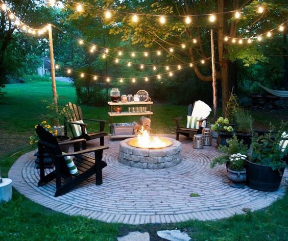 Memorial Day Inspiration - Backyard String Lighting via Guide to Grapes | https://www.roseclearfield.com