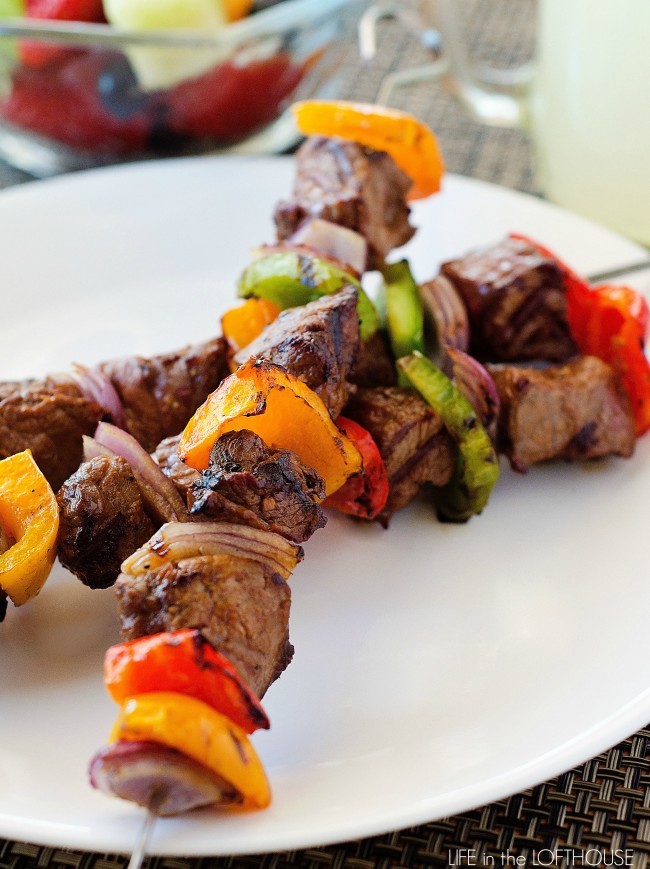 Memorial Day Inspiration - Grilled Steak Kebabs via Life in the Lofthouse | https://www.roseclearfield.com