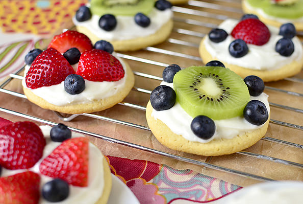 Mother's Day Brunch - Mini Fruit Pizzas with Marshmallow Creme Frosting via Iowa Girl Eats | https://www.roseclearfield.com