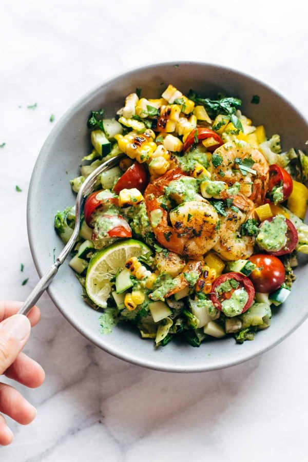 30 Days of Healthy Grilling Recipes - Glowing Grilled Summer Detox Salad via Pinch of Yum | https://www.roseclearfield.com