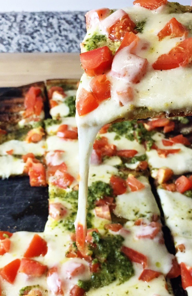 30 Days of Healthy Grilling Recipes - Grilled Flatbread Pesto Margherita Pizza via Kitchen Swagger | https://www.roseclearfield.com