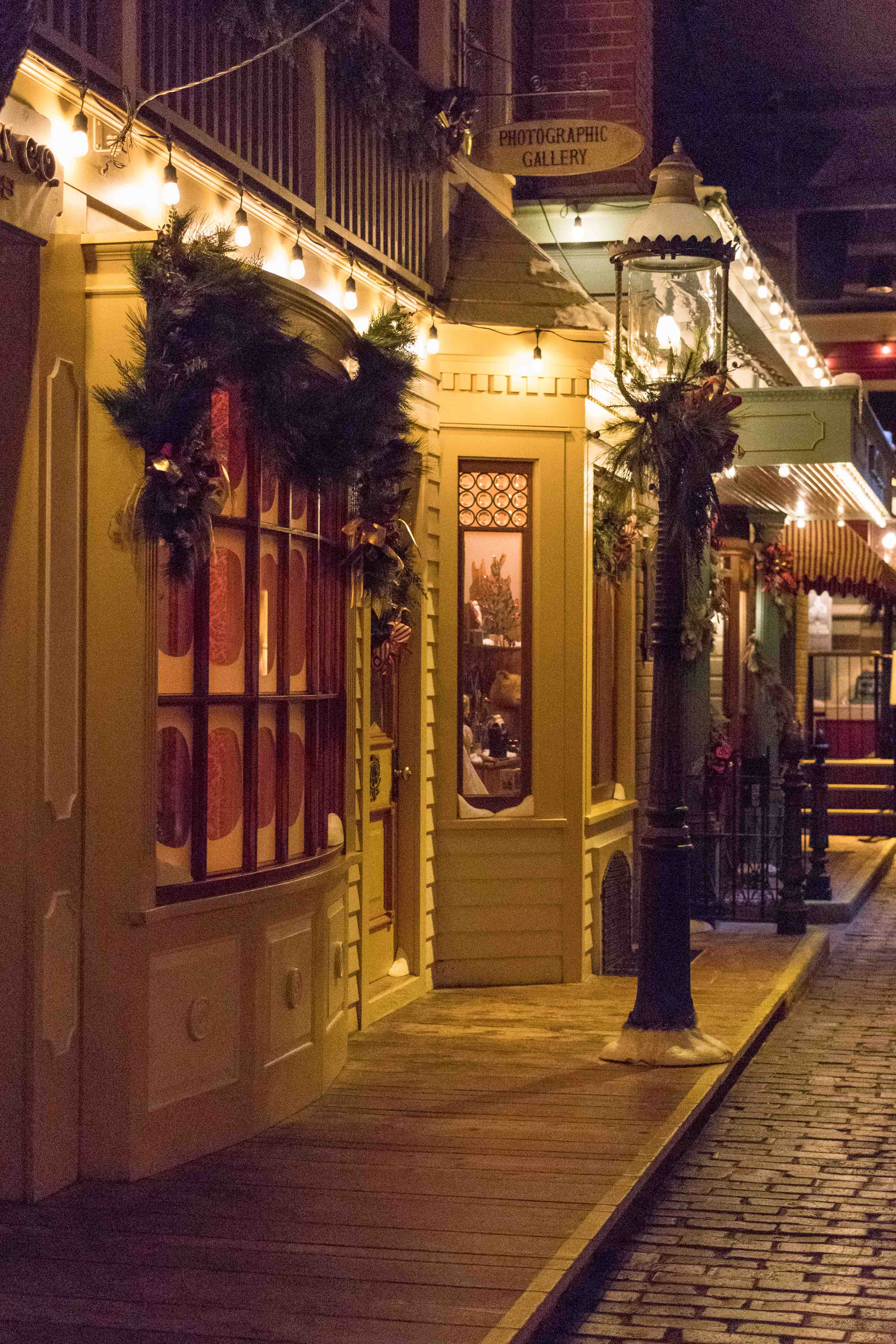 Deck the Streets of Old Milwaukee at the Milwaukee Public Museum | https://www.roseclearfield.com