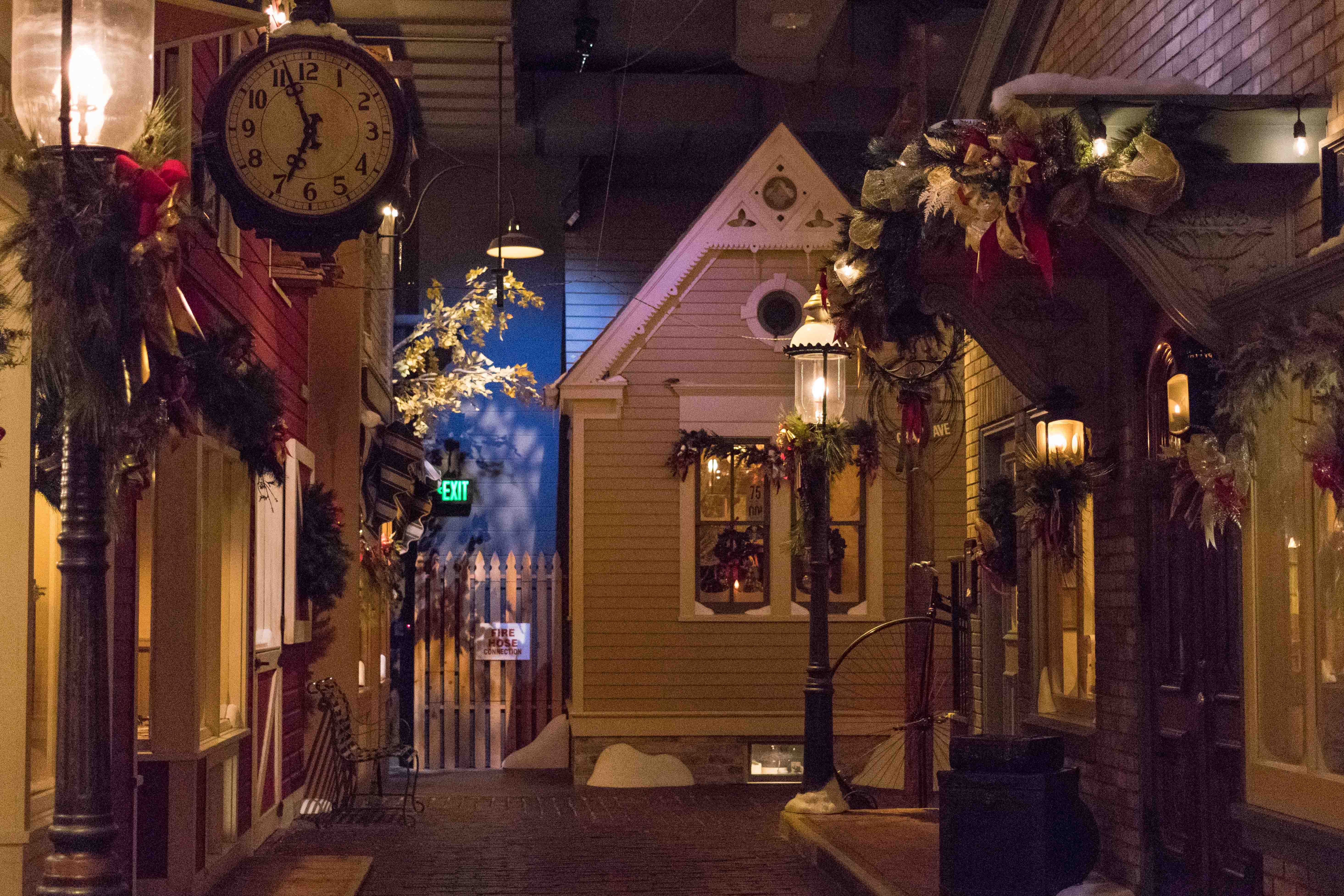 Deck the Streets of Old Milwaukee at the Milwaukee Public Museum | https://www.roseclearfield.com