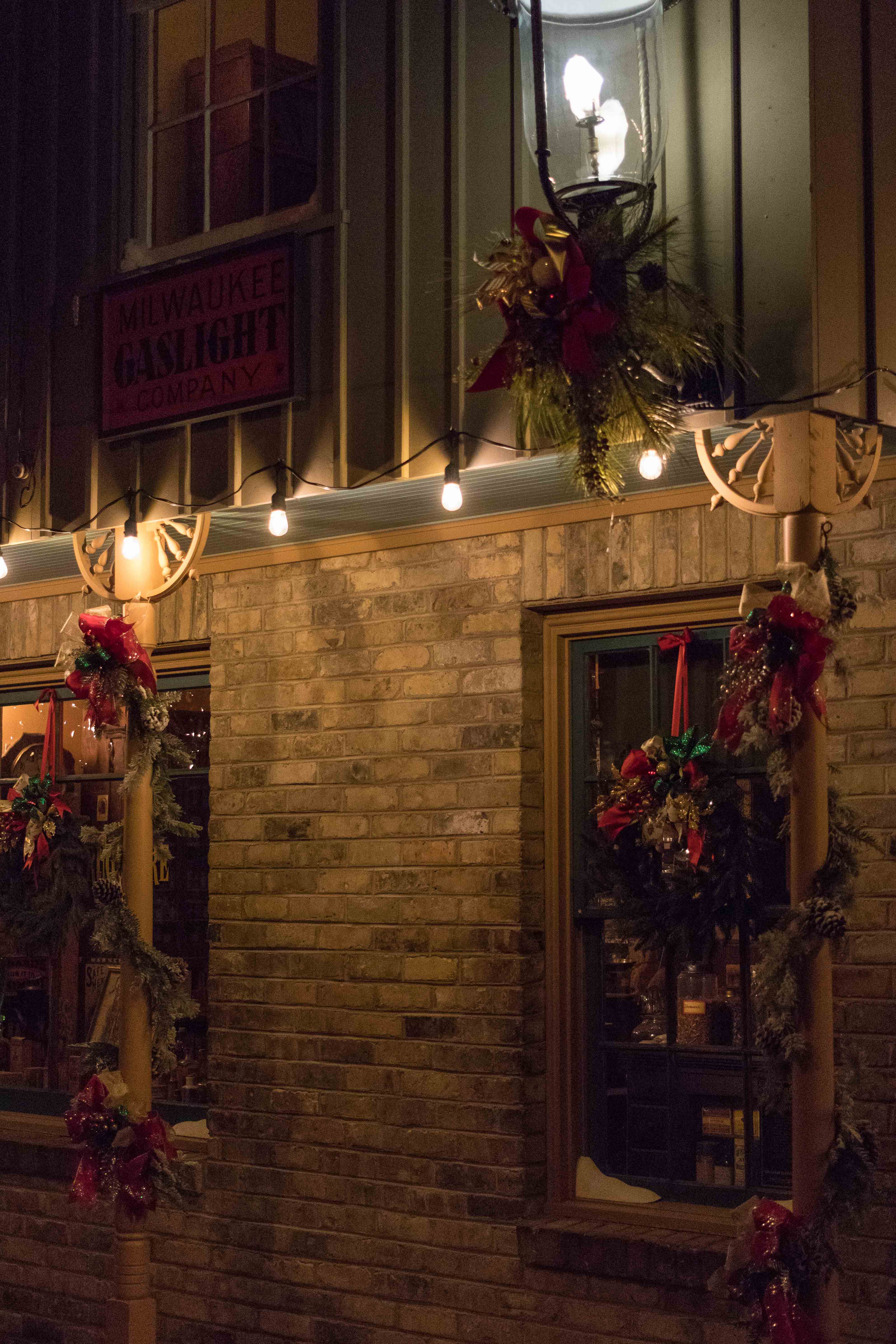 Deck the Streets of Old Milwaukee at the Milwaukee Public Museum | https://www.roseclearfield.com