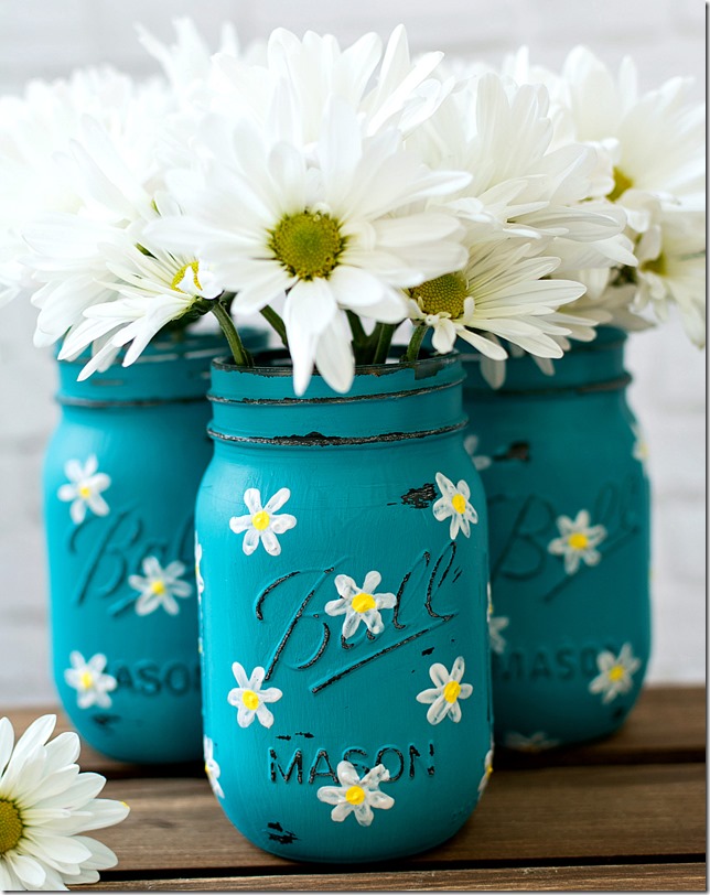 Spring Mason Jar Decor - Painted Daisy Mason Jars via Mason Jar Crafts Love | https://www.roseclearfield.com