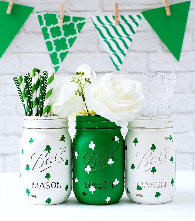 Painted Shamrock Mason Jars via Mason Jar Crafts Love | https://www.roseclearfield.com