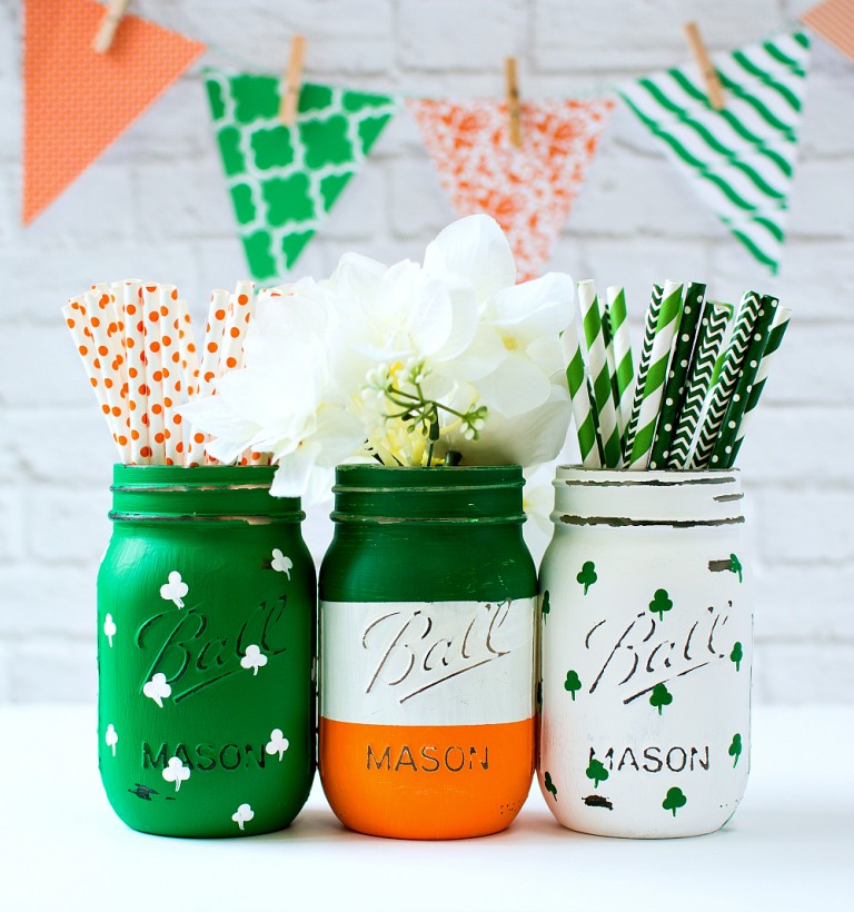 St. Patrick's Day Irish Flag and Painted Shamrock Mason Jars via Mason Jar Crafts Love | https://www.roseclearfield.com