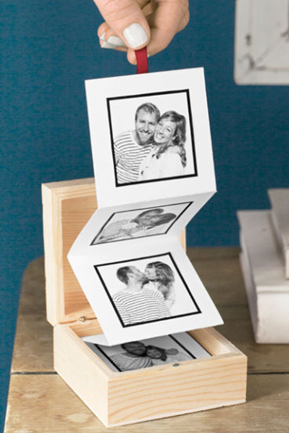 Unique Mother's Day Photo Gift Ideas - Accordion Photo Album via Country Living | https://www.roseclearfield.com