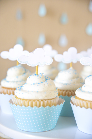 April Showers Bring May Flowers Baby Shower - Cloud Cupcakes via Dicas pra Mamae | https://www.roseclearfield.com