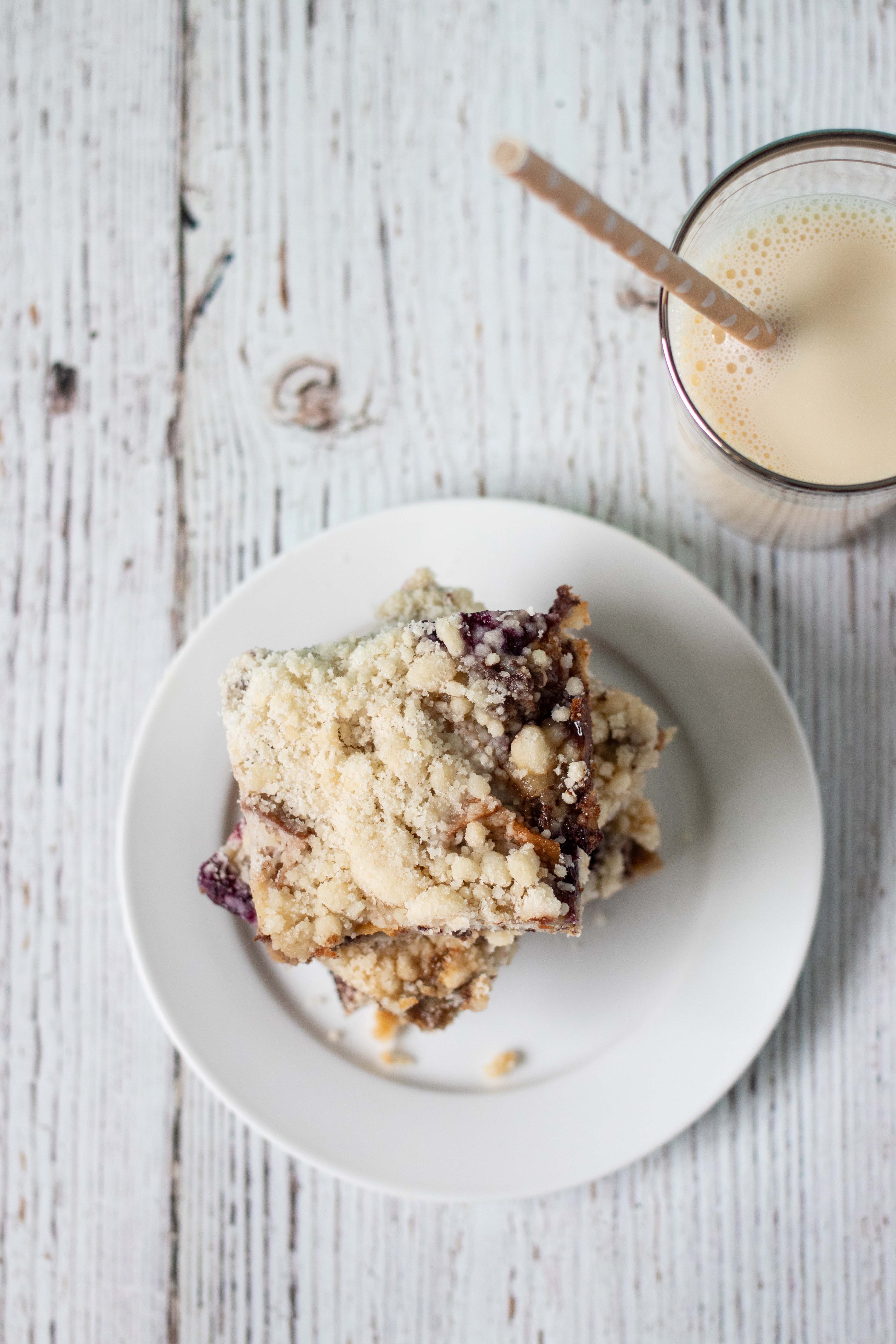 Blueberry Peach Cobbler Bars from The Pretty Dish | https://www.roseclearfield.com