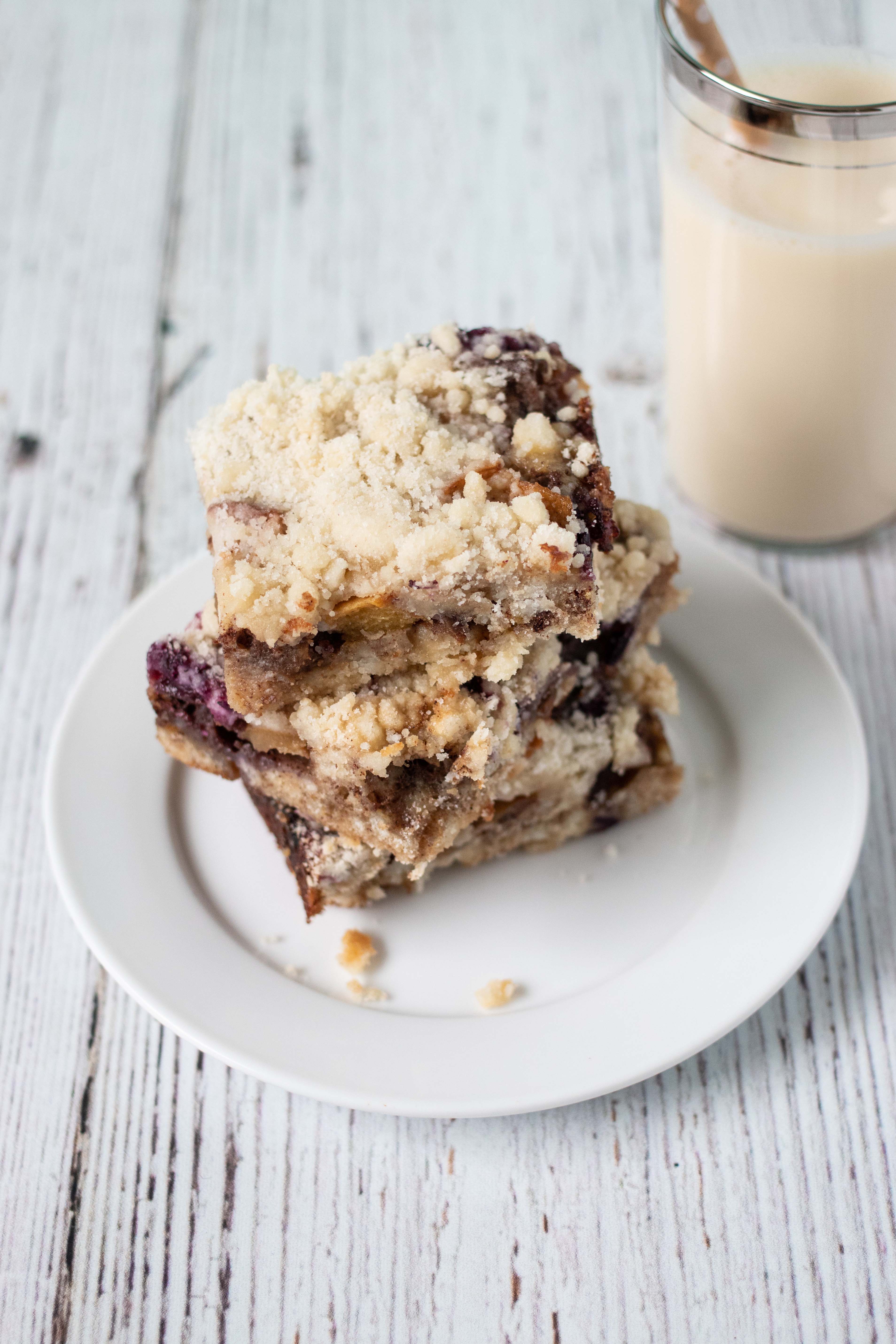 Blueberry Peach Cobbler Bars from The Pretty Dish | https://www.roseclearfield.com