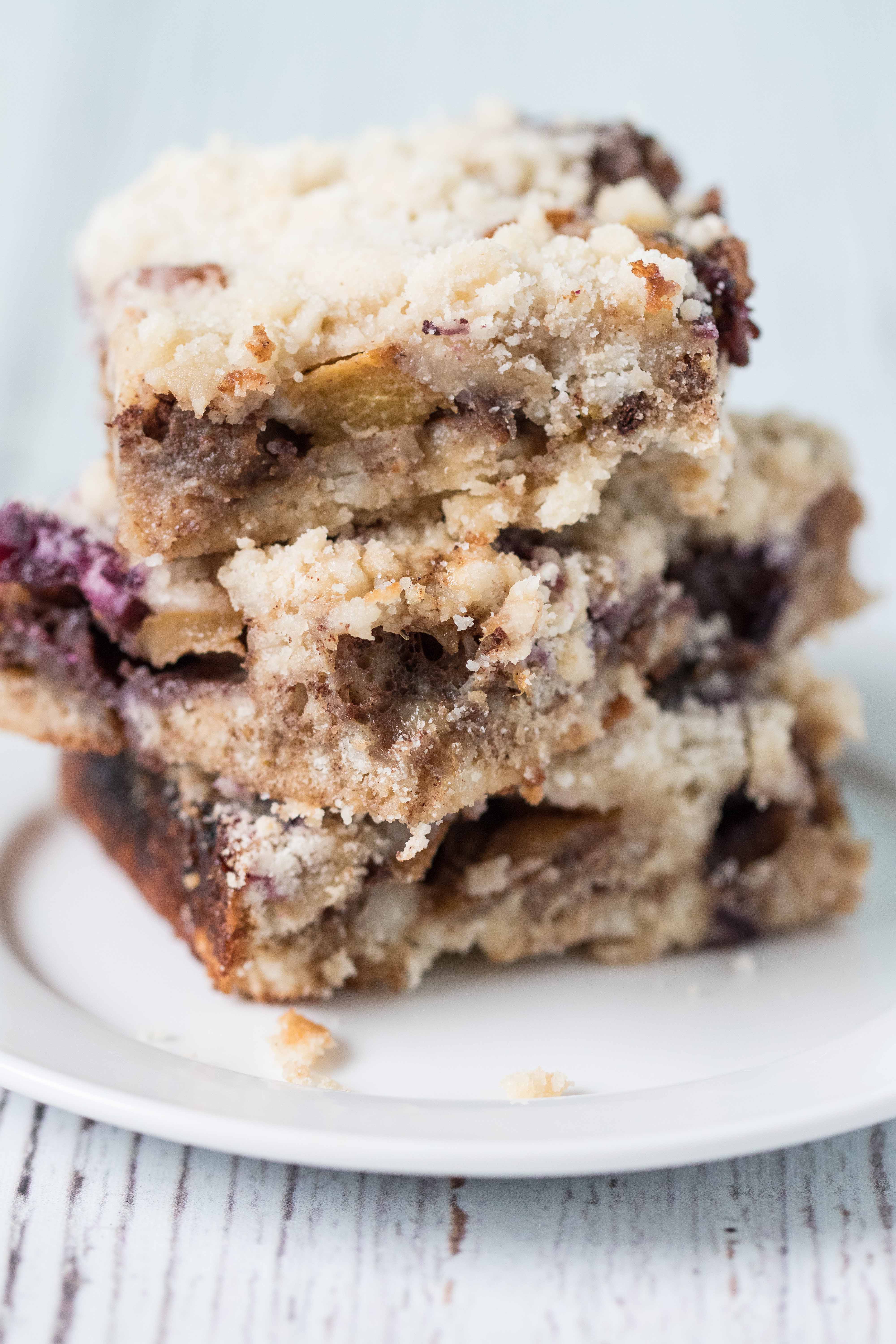 Blueberry Peach Cobbler Bars from The Pretty Dish | https://www.roseclearfield.com