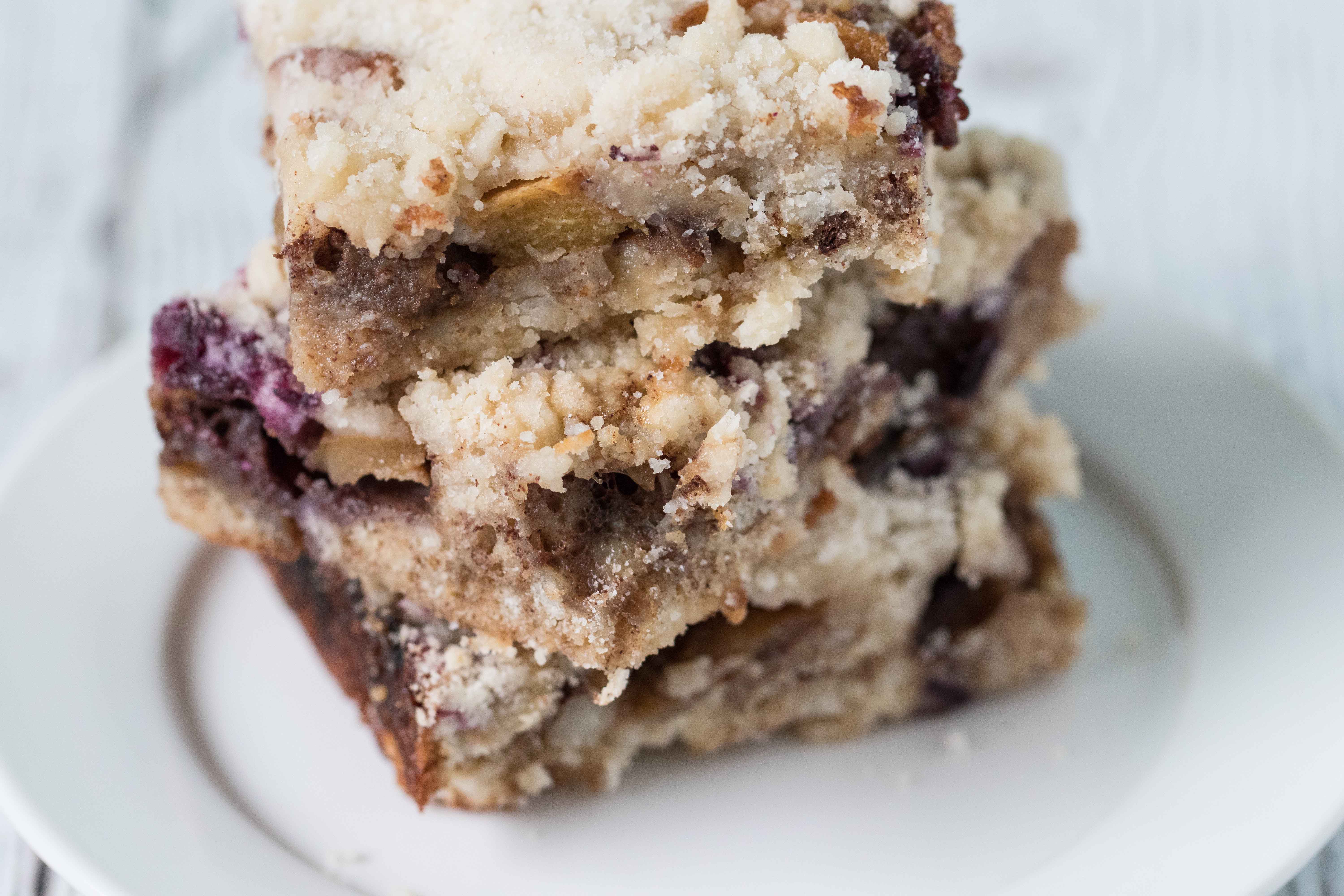 Blueberry Peach Cobbler Bars from The Pretty Dish | https://www.roseclearfield.com