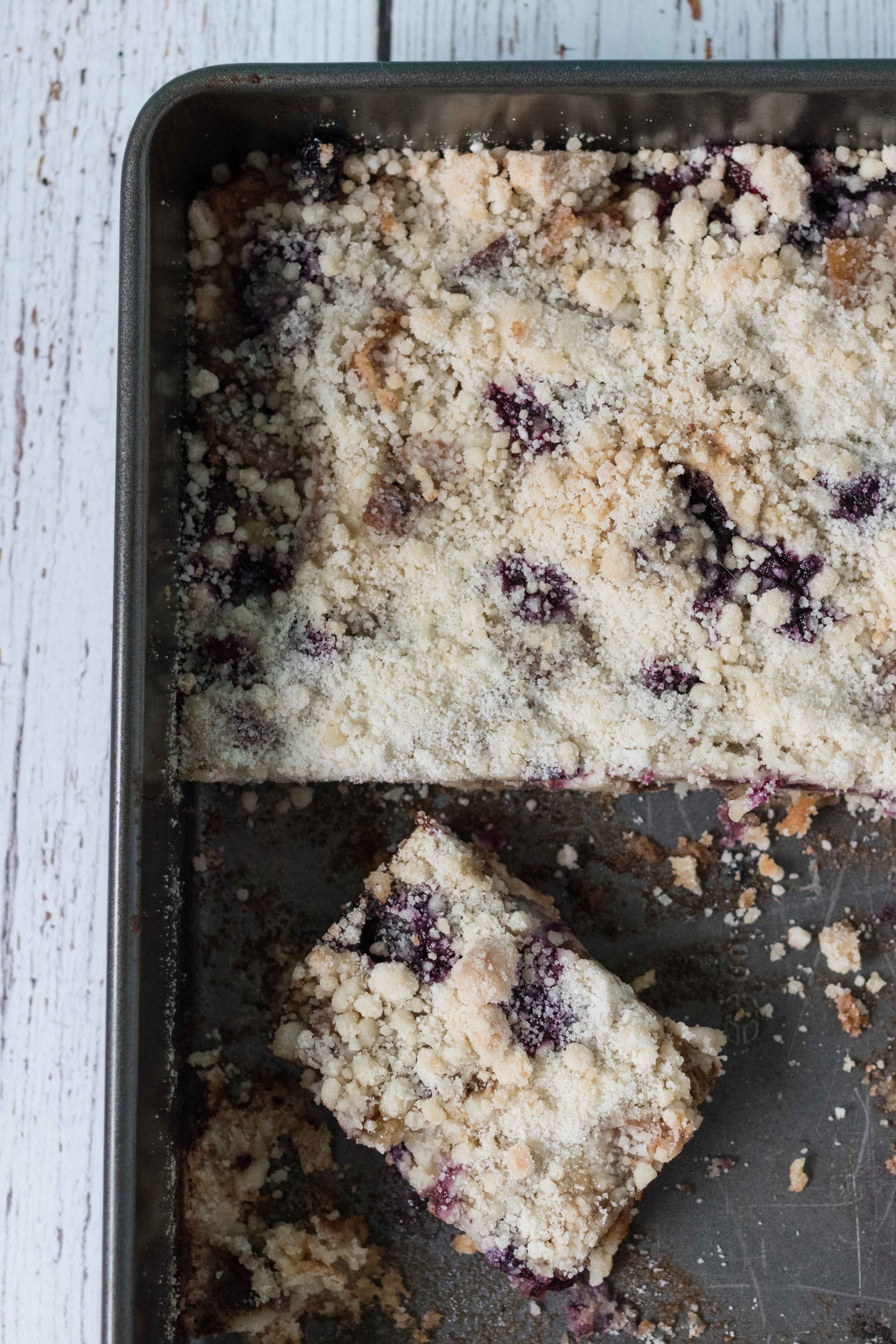 Blueberry Peach Cobbler Bars from The Pretty Dish | https://www.roseclearfield.com