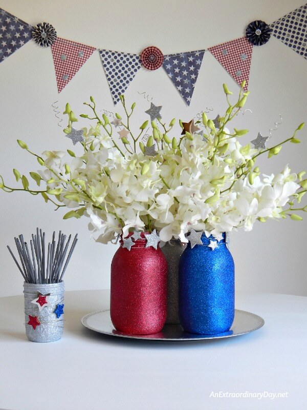 4th of July Mason Jar Decor - Sparkly 4th of July Mason Jars via An Extraordinary Day | https://www.roseclearfield.com