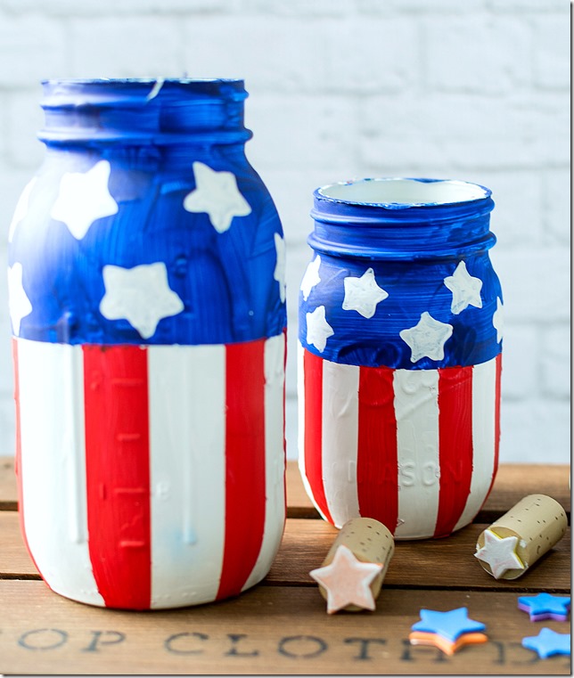 4th of July Mason Jar Decor - Stars and Stripes Mason Jars via Mason Jar Crafts Love | https://www.roseclearfield.com