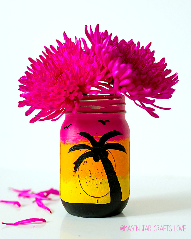 Summer Mason Jar Decor - Tropical Sunset Mason Jar via Mason Jar Crafts Love | https://www.roseclearfield.com