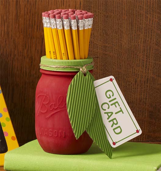 DIY Back to School Mason Jar Teacher Gifts - Apple Mason Jar Teacher Gift via Plaid Online | https://www.roseclearfield.com