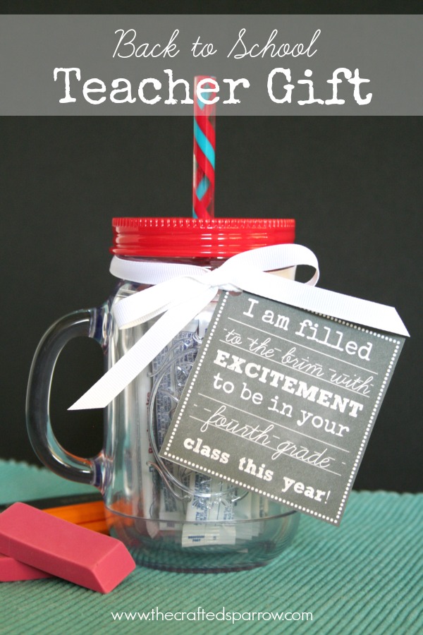 DIY Back to School Mason Jar Teacher Gifts - Back to School Mason Jar Teacher Gift with Free Chalkboard Printables via The Crafted Sparrow | https://www.roseclearfield.com