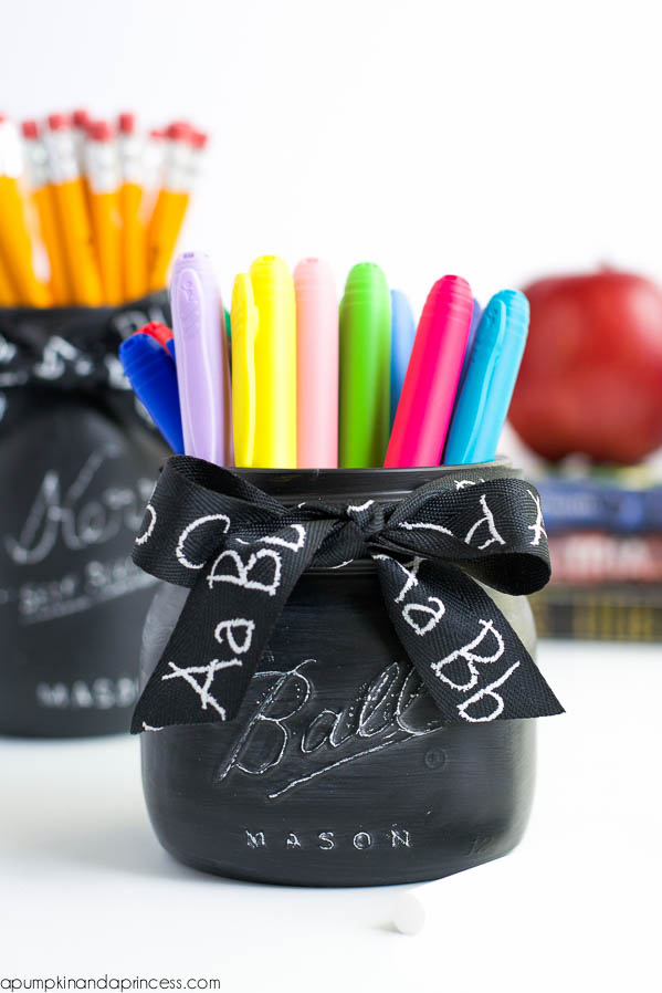 DIY Back to School Mason Jar Teacher Gifts - Chalkboard Mason Jar Teacher Gift via A Pumpkin and a Princess | https://www.roseclearfield.com