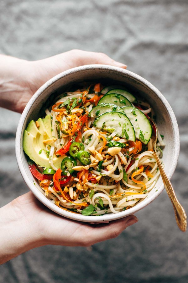 Back to School Healthy Lunches for Adults - Spring Roll Bowls with Sweet Garlic Lime Sauce via Pinch of Yum | https://www.roseclearfield.com