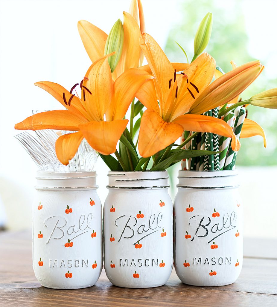 DIY Fall Mason Jar Decor - Pumpkin Mason Jar Craft via Mason Jar Crafts Love | https://www.roseclearfield.com