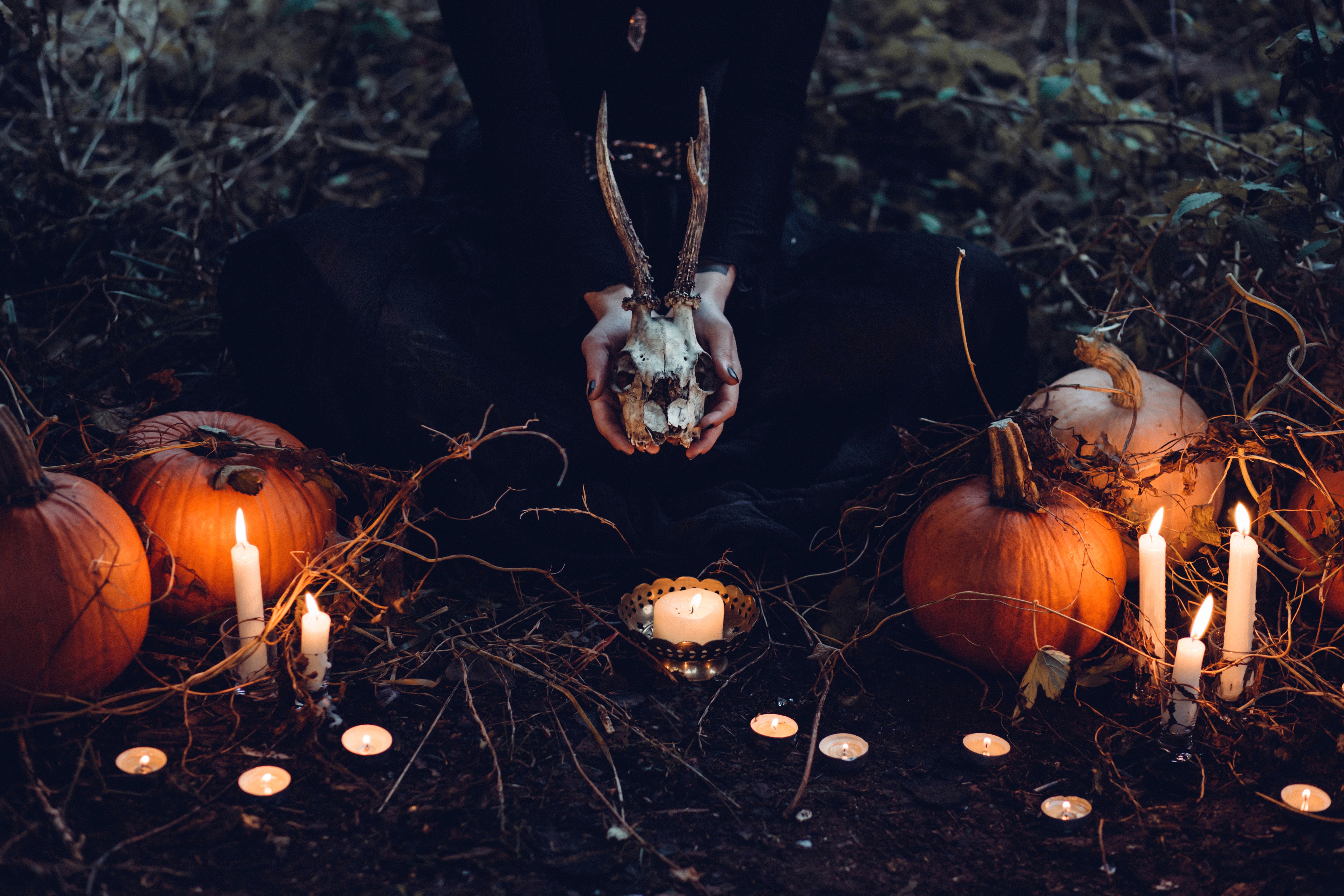 20 Creative Fall Photography Ideas - Creepy Halloween Pumpkins via freestocks.org | https://www.roseclearfield.com