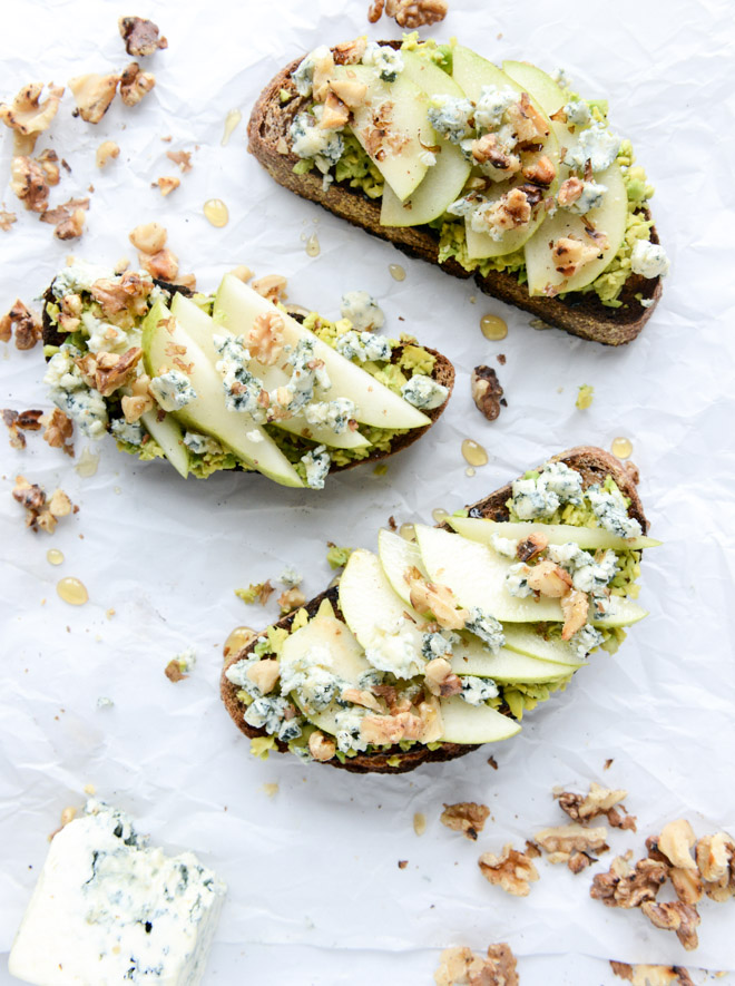 Fall and Winter Avocado Toast Recipes - Autumn Avocado Toast via How Sweet Eats | https://www.roseclearfield.com