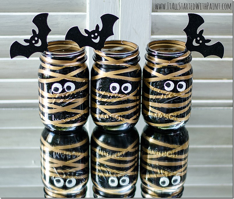 DIY Halloween Mason Jar Decor - Mummy Mason Jars via It All Started With Paint | https://www.roseclearfield.com